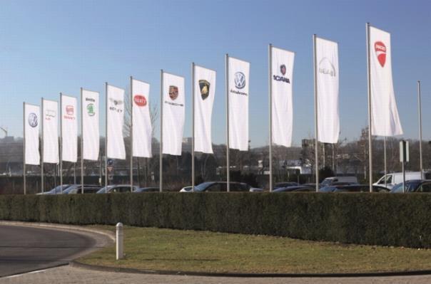 Fahnen der Konzernmarken vor dem Verwaltungshochhaus am VW-Stammsitz Wolfsburg.  Foto: Auto-Medienportal.Net/Volkswagen